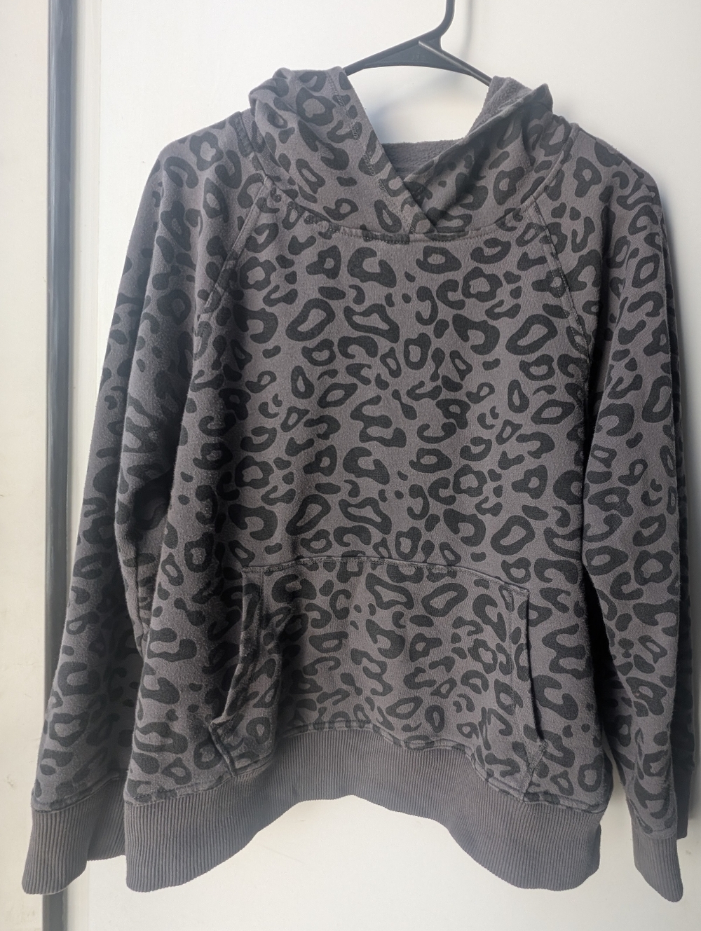 No Label- Women’s Leopard Print Hooded Sweatshirt - Charcoal